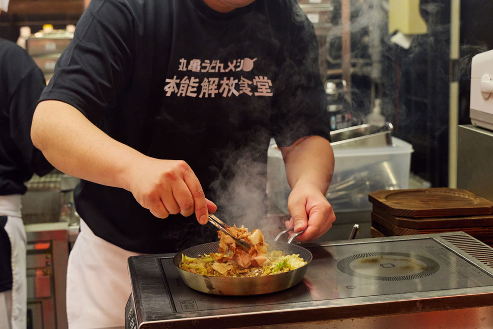 うどんメシが発売6日で20万食の好調 丸亀新マーケ本部長の戦略転換