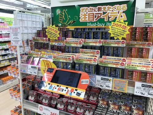 サッポロドラッグストアーの商品棚。毎週100万件弱に上る中国人の口コミ分析などを品揃えに生かす。中央手前が商品説明を多言語で表示するタブレット型翻訳機