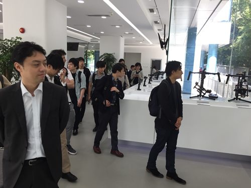 商用ドローン業界最大手で、民間における世界シェア約70%を占めるDJIを訪ねた。写真左手前は、松尾豊・東京大学大学院特任准教授