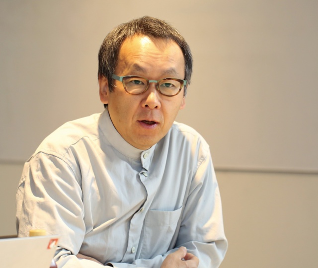 OMOが開業した後、東京オフィスで開かれた会議での星野代表。OMOレンジャーや櫓寝台へのお客の反応に対し、「もっと知ってもらう工夫が必要」と説いた