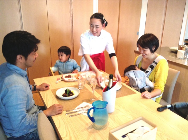 マイシェフのサービスは、小さな子供がいて外食しにくい夫婦のお祝い需要を捉えた