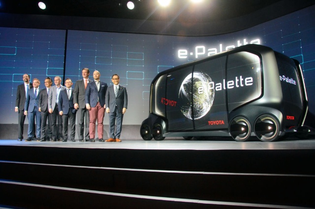 モビリティサービス専用の自動運転EV「e-Palette Concept」を初公開した際、アライアンスパートナーも同時に発表。ウーバーやアマゾン、滴滴出行などの幹部が登壇した © The Asahi Shimbun