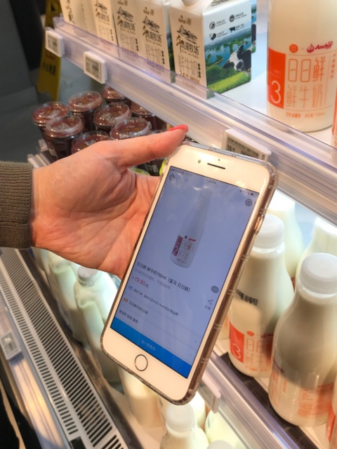 写真2:牛乳の値札のバーコードを読み込むと、画面上に産地や栄養素などが表示された