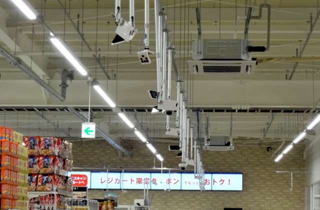 店内の天井に取り付けられたAIカメラ群