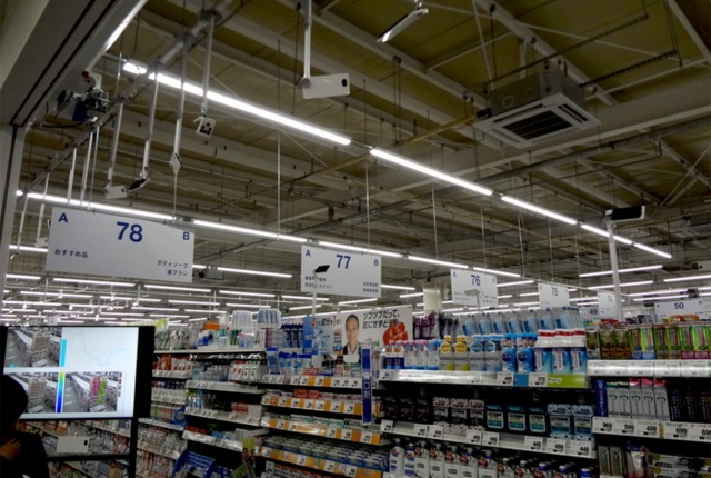 トライアルの新店舗の日用品売り場で、AI活用の実験を説明しているところ