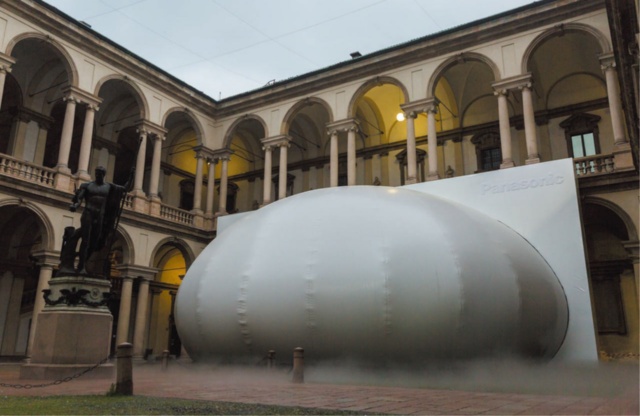 パナソニックのインスタレーション「Air Inventions」。国立ブレラ絵画館の中庭に、直径20mのエアードームを特設した