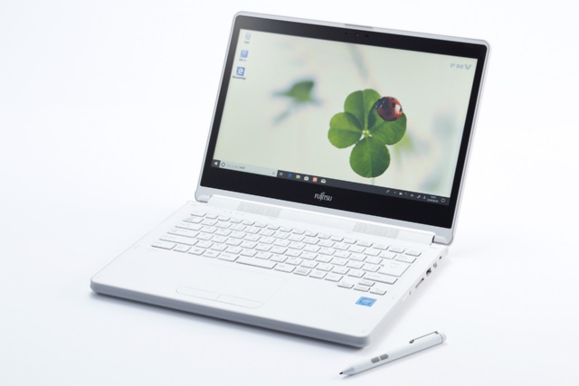 上位モデルの「LIFEBOOK LH55/C2」