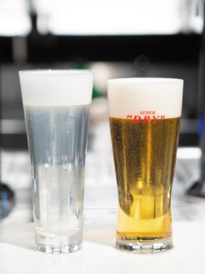 (写真左:クリアクラフト 写真右:スーパードライ)第1弾のテスト販売で提供されたものは、一般的なビールよりも泡が短時間で消えた。後味にホップの風味と苦みが僅かに感じられるのが印象的