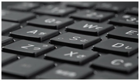 キーボードは中央が0.2mm凹んだ形状をしており、入力時に指を引っ掛かりやすくしている