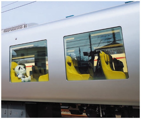 窓は縦1m35cm×横1m58cm。車体の強度を確保しつつ、最大限まで広げた。車体はシルバー一色で、周囲の風景が映り込み、溶け込むデザイン。アルミ製だが塗装されている
