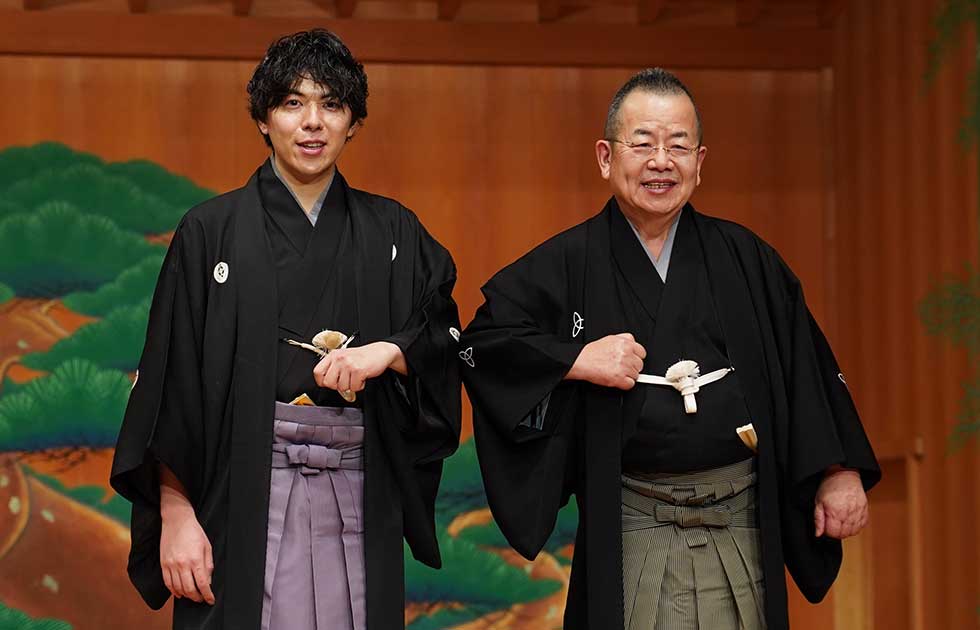 吉本興業が活動をサポートする野村太一郎（写真左）。右は、同社所属の落語家・桂文珍
