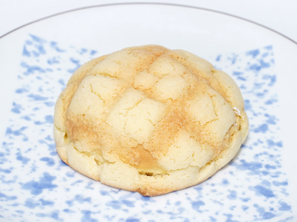 メロンパンのうら 12円の差とは思えない。セブンで売ってる