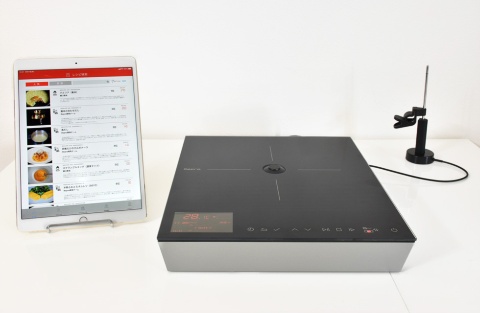 プロデュース・オン・デマンドが2021年3月に発売した「Repro Ver.1.0」。基本セットの直販価格は10万7800円(税込み)。中央の本体と、右側にあるワイヤレス外部センサーをセットで使う。レシピはスマホやタブレットで検索し、作るものが決まったらワイヤレスで本体に送信する仕組みだ