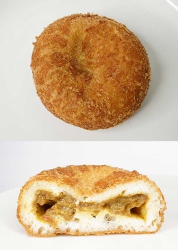 お店で揚げたカレーパン。モチっとした生地の中に粘性のあるルウが入っている