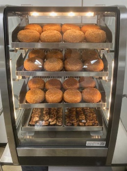 レジ横の什器で売られるカレーパン。焼き鳥と場所を分け合う(写真提供/セブン-イレブン・ジャパン)