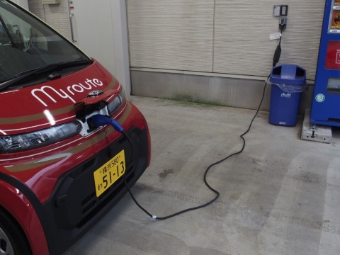 充電時には、ヘッドライトの間にある充電ポートを使用。災害時にはここから給電もできる