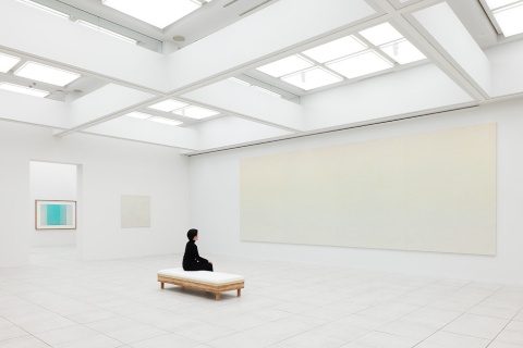 「レインボーペインティング」シリーズ “群像のポートレート”展示風景/2021年/油彩、キャンバス Photo by Keizo Kioku (c)EUGENE Kangawa 2021