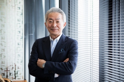 ポーラ・オルビスホールディングスの鈴木郷史（さとし）社長は1954年静岡県生まれ。1979年早稲田大学大学院理工学研究科修了。本田技術研究所を経て、1986年ポーラ化粧品本舗（現ポーラ）入社。2000年に同社社長、2006年からポーラ・オルビスHD社長