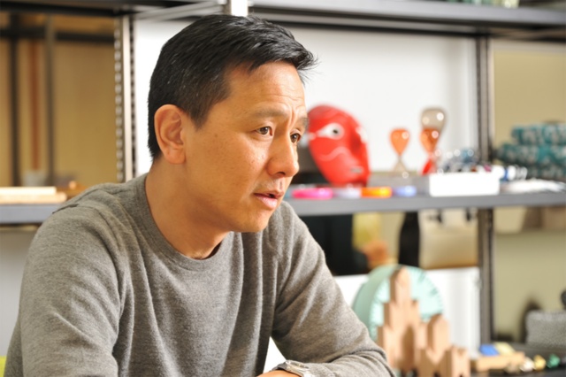ウェルカム代表の横川正紀氏は1972年東京生まれ。2000年にジョージズファニチュア(現ウェルカム)を設立。「シボネ(CIBONE)」や「ジョージズ(GEORGE'S)」など複数のライフスタイルブランドを展開。同時に併設するカフェをきっかけに食との関わりを深め、03年にニューヨーク発「ディーン&デルーカ(DEAN&DELUCA)」の日本での展開をスタート。07年以降は六本木の国立新美術館のミュージアムショップ「スーベニアフロムトーキョー」をはじめ、公共施設やコンセプトストアのディレクション業務、内装設計、コンサルタント業務なども積極的に行う。その後も、12年に食とくらしをテーマにしたショップ「トゥデイズスペシャル(TODAY'S SPECIAL)」を展開するなど、衣食住の垣根を越えた新たな試みを重ねて「味わいあるくらし」を提案している