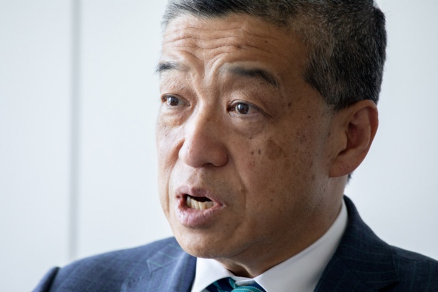 大西洋(おおにし ひろし)氏。慶応義塾大学商学部卒業後、1979年伊勢丹入社。入社以来紳士服部門を歩んだ後、伊勢丹立川店長、三越MD統括部長を歴任、2009年伊勢丹社長執行役員、12年から17年3月まで三越伊勢丹ホールディングス社長。18年6月末、日本空港ビルデング副社長に就任