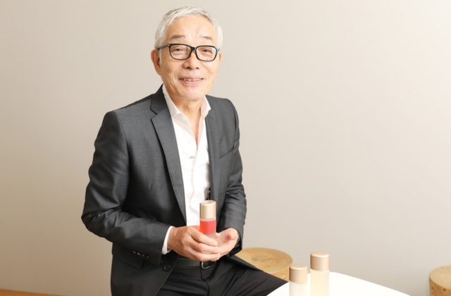 石橋 寧(いしばし やすし)氏は1951年生まれ、鹿児島県出身。大学卒業後、国内化粧品メーカーに就職。「RMK(アールエムケー)」「SUQQU(スック)」など百貨店ブランドを立ち上げ、2008年にACRO(アクロ)を設立。09年に「NATURAL・HONEST・CREATIVE」を指針とする「THREE」を立ち上げる。原料の生産地や商品開発に立ち会い、ブランド構築に現場で携わることを信条としている