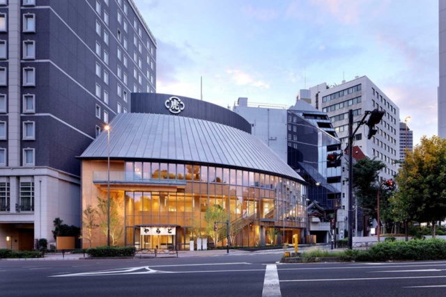 2018年10月1日にリニューアルオープンした「とらや赤坂店」は木をふんだんに使った低層の建物