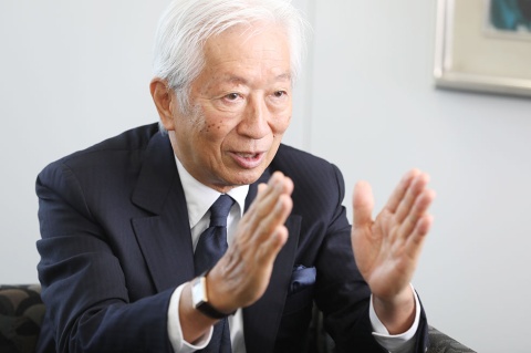 黒川光博社長は虎屋の17代目。「大切なのは、過去でも未来でもなく、今、この時」を持論とする経営者。学習院大学を卒業して虎屋に入社、1991年に父親から会社を引き継ぐ。全国和菓子協会名誉会長、一般社団法人日本専門店協会顧問
