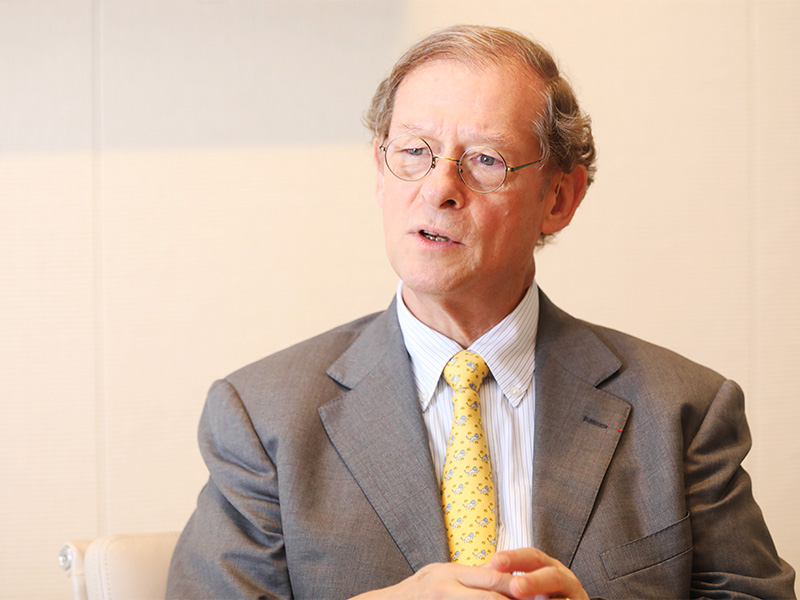 シャネルが百貨店で売り場を広げた“奇策”　コラス会長が明かす