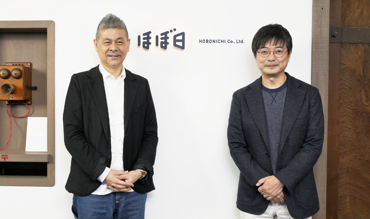 ほぼ日の糸井重里社長（左）とエステー執行役 エグゼクティブ・クリエイティブディレクターの鹿毛康司氏（右）