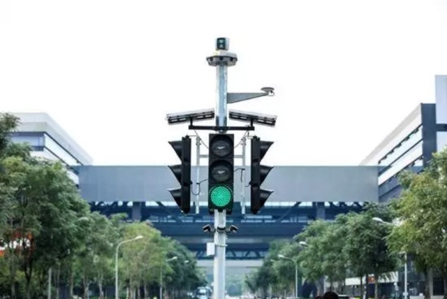 試験用の道路交差点に設置される、センサーの搭載された信号機の様子(バイドゥのサイトから)