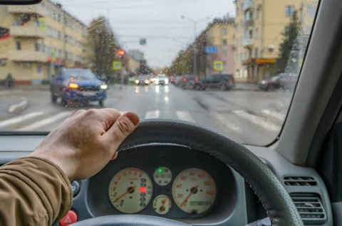 目の前の車がどんな行動をするか。人間は経験などから推論することができる。写真はイメージ（写真／Shutterstock）