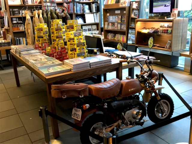 代官山 蔦屋書店2号館1階のクルマ・バイクフロア。アパレルブランド「VINTAGELOVERS(ヴィンテージラヴァーズ)」のカスタムバイク「Vintagelovers Original Monkey」(税別98万円)はホンダの50CCバイク「モンキー」をカスタマイズしたもの