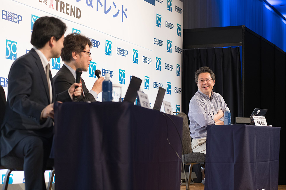 大石基之（日経 xTECH編集長）、吾妻拓（日経クロストレンド編集長）と討論するヤフーの安宅和人CSO（右）