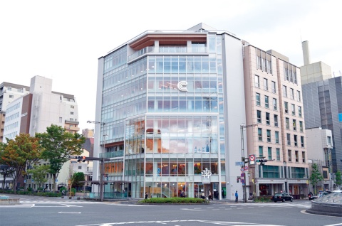 京都の中心地、河原町通の交差点に面した地上8階建てのビル。2階と3階がコワーキングスペース、6階に京都信用金庫河原町支店、8階は100人収容の飲食スペースとシェアキッチンがある。業務用のキッチンが横並びで2セットあり、食に関するイベントのほか、期間限定のトライアル店舗としても利用できる