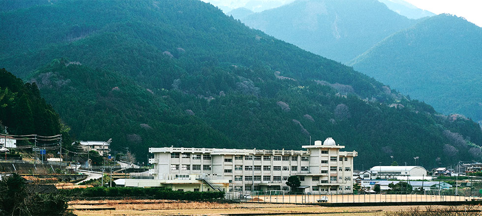 「神山まるごと高専（仮称）」は、徳島県・神山中学校から譲り受けた校舎を使用予定。学校長（予定）に高専出身者でZOZOの元CTO、大蔵峰樹氏、クリエイティブディレクターにウエディングビジネスのCRAZY（東京・渋谷）創設者、山川咲氏が名を連ねる