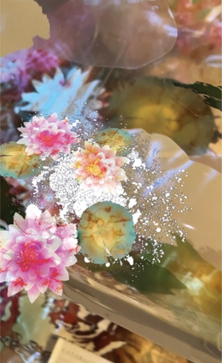 画面中央左の色の濃い花の集まりはAR。スマートフォンをかざし、画面を通して眺める仕組み（写真提供／木之内憲子、撮影協力／TRANSPARENCY and more ショールーム）
