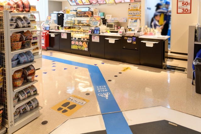 コンビニ「ミニストップ」の店内も、自転車を押したまま買い物ができる