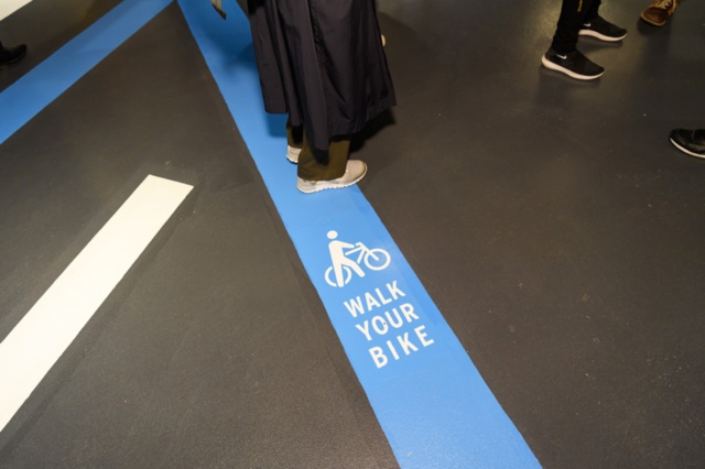 館内は自転車の持ち込みができ、床には動線が明示されている
