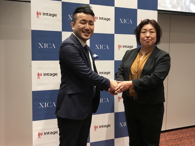 サイカの平尾喜昭CEO（最高経営責任者）（左）とインテージの小金悦美特命部長