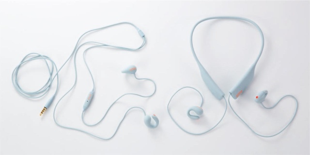 左側が有線モデルの「ambie sound earcuffs」で、右側が「wireless earcuffs」