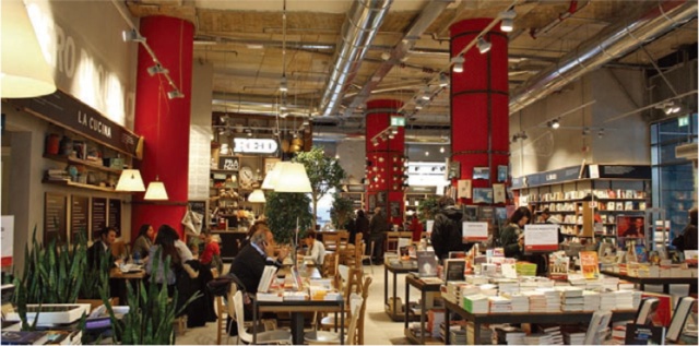 ラウレンツィ・コンサルティングがプロデュースしたレストランと書店が融合した店舗「RED」