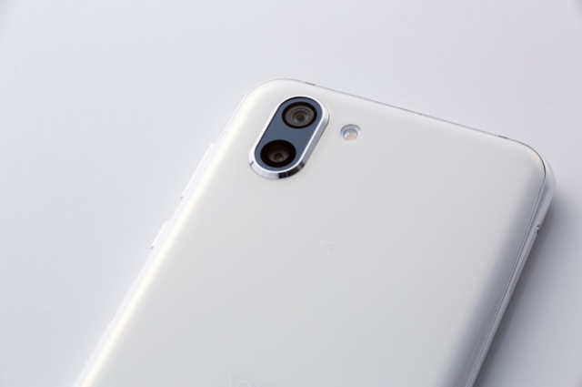 「AQUOS R2」は静止画用と動画用のカメラを搭載している。静止画用のカメラは2260万画素、画角90度、動画用は1630万画素、画角135度