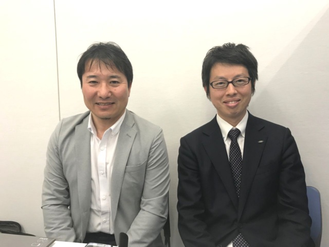 左から、シャープの通信事業本部パーソナル通信事業部商品企画部の小野直樹係長と楠田晃嗣課長