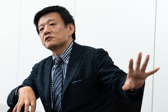 身振り手振りを交えて、情熱的に話を進める森岡氏(写真=吉成 大輔)