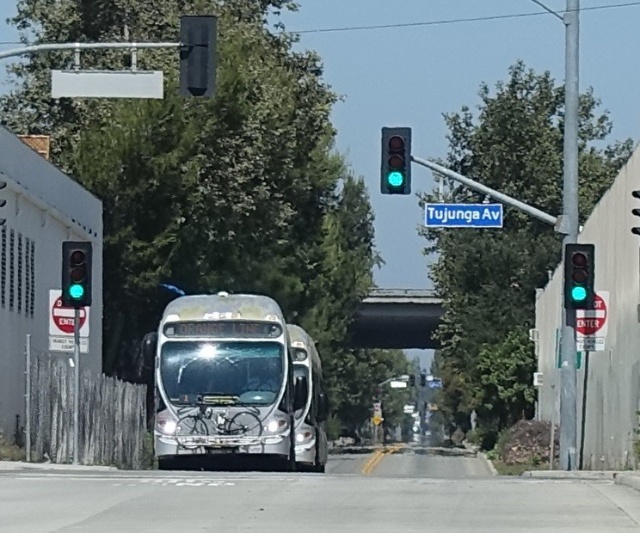 BRT（バス高速輸送システム）のオレンジラインは専用道を走行。シアトルと同じく、優先信号によって一部の区間、バスが交差点で止まらない最先端の技術が採用されている