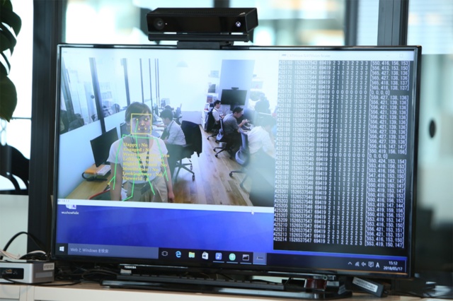 TVISIONは日本で800世帯いるモニターのテレビに取り付けたセンサーから、視聴者の顔や人体のデータをリアルタイムでトラッキング。顔認識技術を活用してリアルな視聴態勢データを取得している