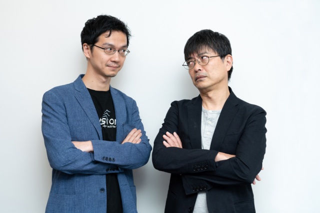 エステー執行役 エグゼクティブ・クリエイティブディレクターの鹿毛康司氏(写真右)と、TVISION INSIGHTSを率いる郡谷康士社長。編集部のオーダー通り“対決”の雰囲気を出してもらったが、対談が進むうち2人はすっかり意気投合した
