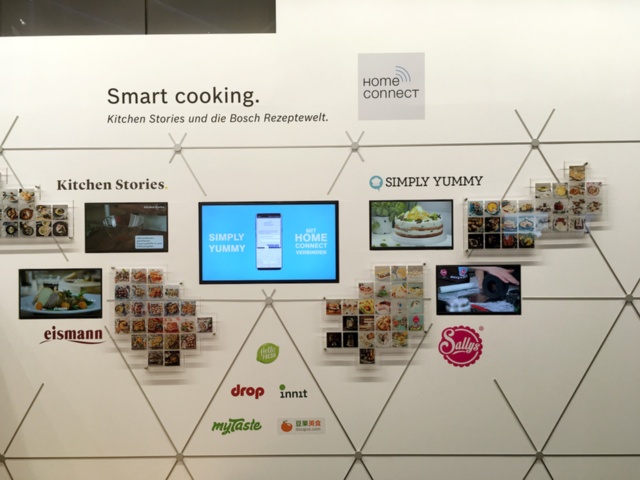 独Boschが提案するスマートキッチン。冷蔵庫や調理家電などが「HomeConnectアプリ」と同期して、リモートで設定を制御できる世界を描く。欧州の食品配送サービスEismannや、レシピアプリのKitchen Storiesなどとのパートナーシップも訴求