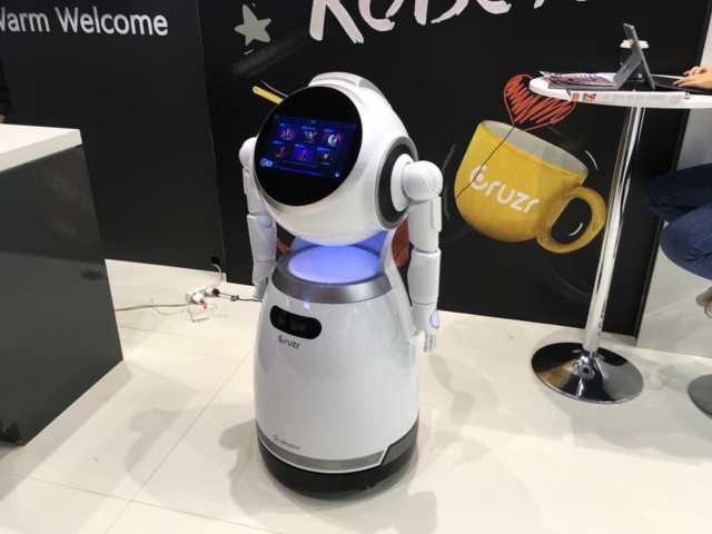 中国のUBTECHが展示していた「Cruzr」。接客できるロボットとのこと