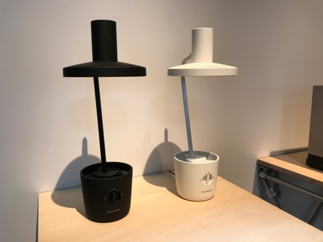 「BALMUDA The Light」 3万7000円(税別)。色は黒と白の2色。9月6日から予約開始。発売は10月下旬を予定